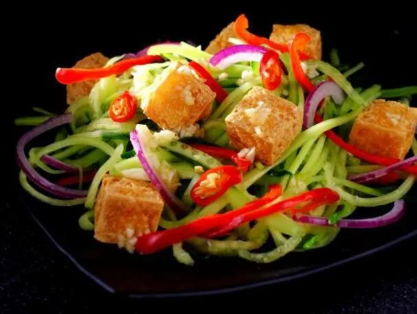 Knapperige tofu en Thaise komkommerraita