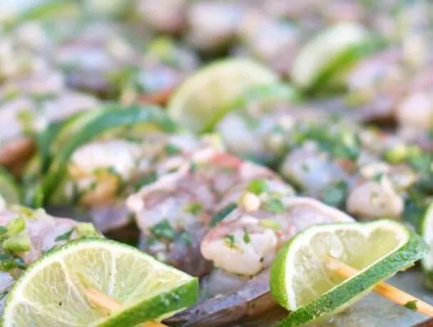 Makkelijke BBQ-garnalen met koriander en limoen