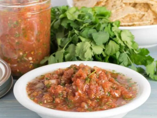 Eenvoudige rode tomatensalsa