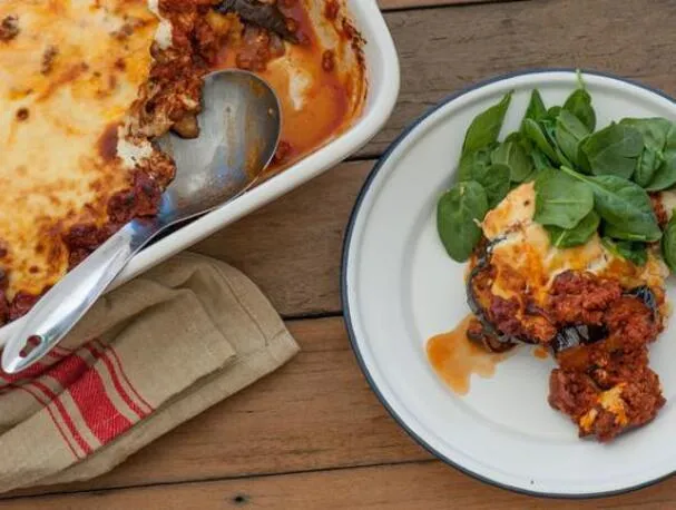 Aubergine- en lamsmoussaka met romige bechamelsaus van geitenkaas