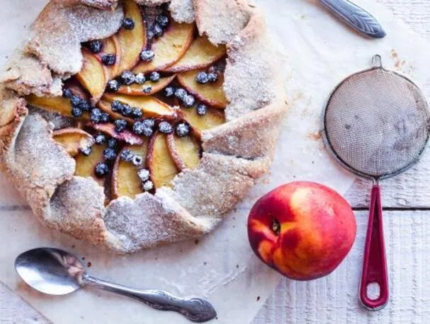 GALETTE MET PERZIK EN BLAUWE BES