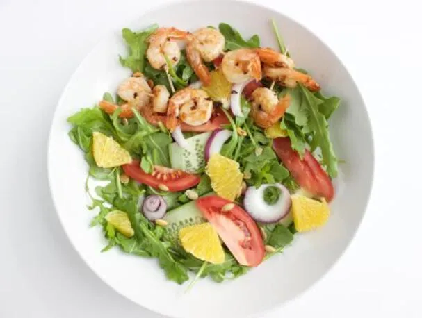 Knoflookgarnalen met sinaasappelsalade van rucola
