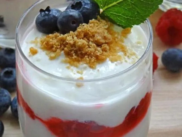 Griekse yoghurt-laagpotjes met in Limoncello gemarineerde bessen