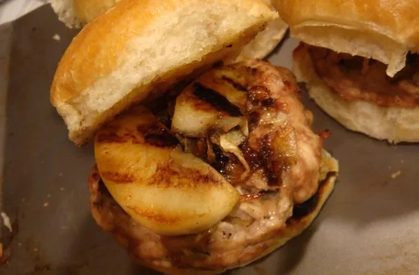 Gegrilde appel- en brie kalkoenhamburgers met gekarameliseerde uien