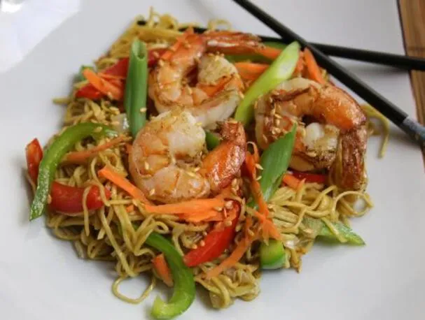 Japanse roerbaknoedels met garnalen