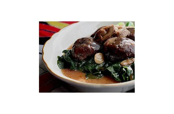 Kai Lan met gestoofde paddenstoel en mini-abalone, en een gesprek met een eenzame oude dame