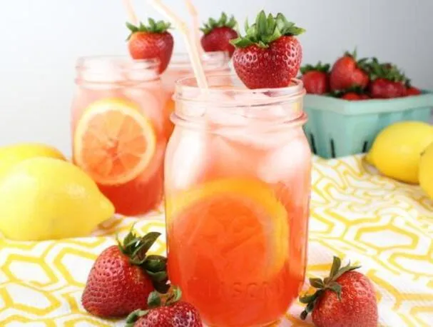 Geladen aardbeienlimonade