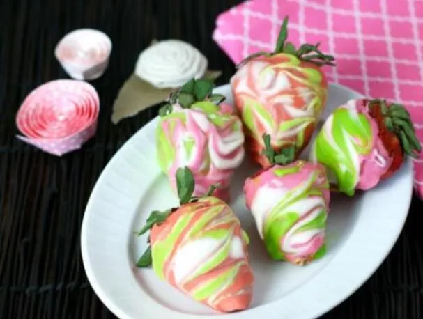 Gemarmerde met chocolade bedekte aardbeien