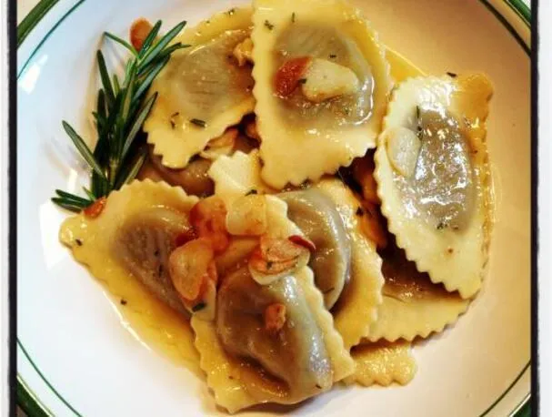 Maandag zonder vlees: wilde paddenstoelenagnolotti in een saus van rozemarijn en knoflookboter