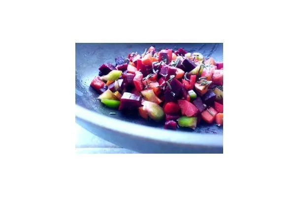 Gemengde groentesalade met rozemarijn en sumak