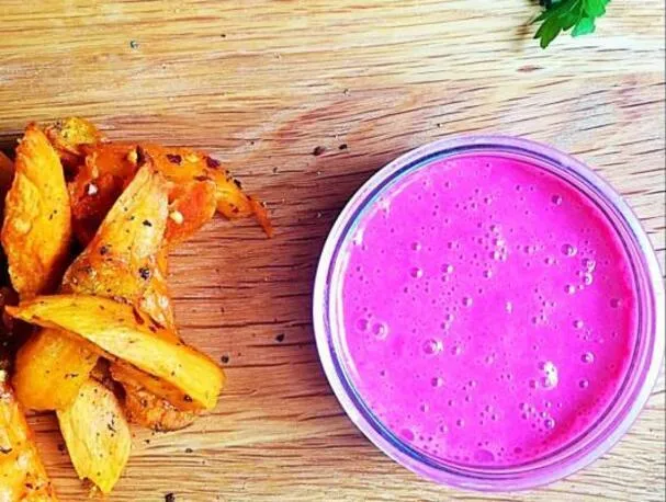 Geroosterde zoete aardappelen met een bietenyoghurtdip