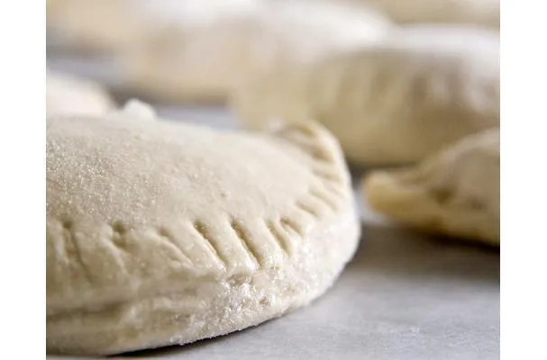 Aardappel- en spekperogi's met gekarameliseerde sjalotten en walnoten
