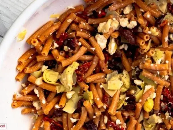 Rode linzenpastasalade