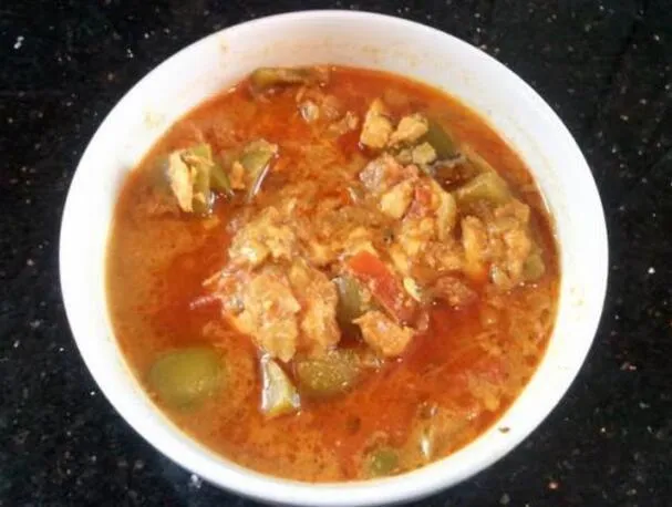 Zalmcurry met groene paprika's
