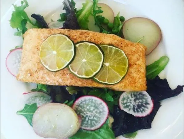 Zalmfilets met jonge bladsla