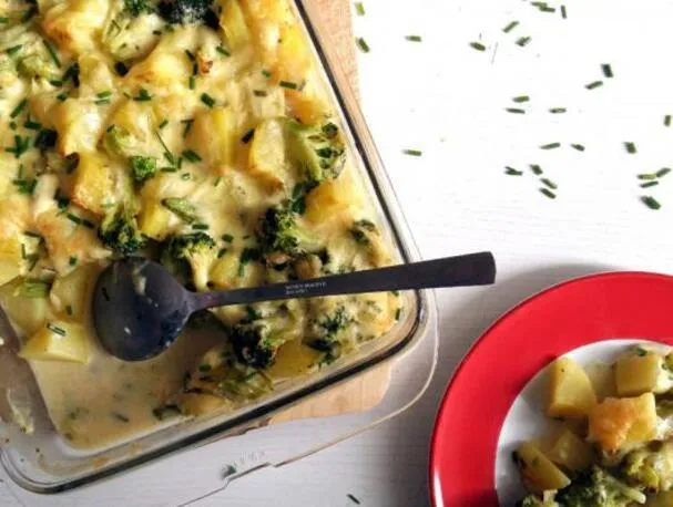 Magere broccoli-aardappel schotel