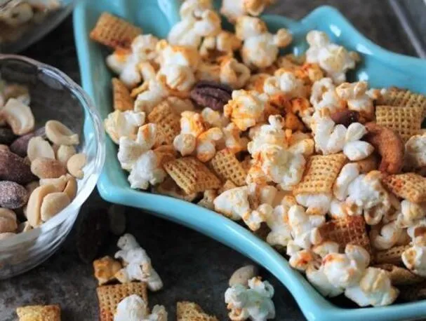 Magere gerookte popcorn partymix