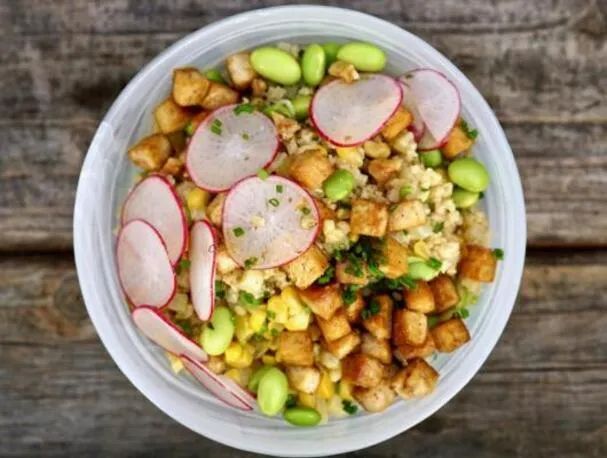 Rookachtige Supergraanbowl met Gierst en Knapperige Tofu
