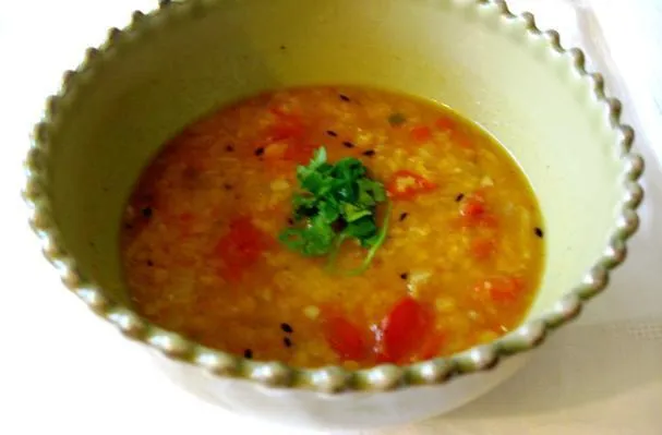 Kruidige rode linzensoep met toverdrank