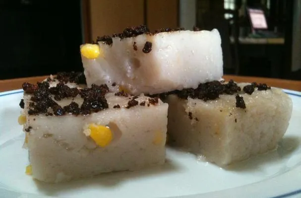 Gezoete rijstbloem met maïs en kokosmelk (Maja Blanca)