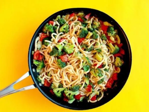 Udonnoedels met hartige pindasaus