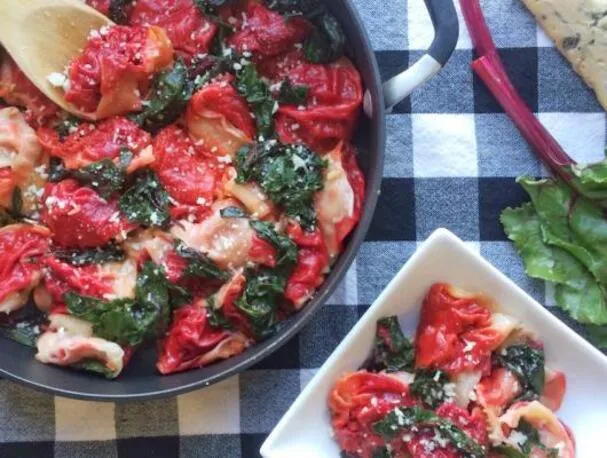 Biet & blauwkaastortelloni met gesauteerde bietenbladeren