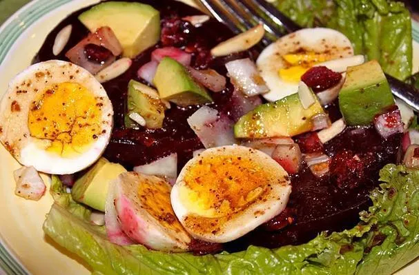 Bieten-avocadosalade met Manchegokaas