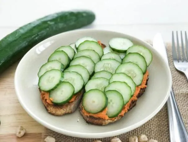 Volkorenbrood met hummus en komkommer