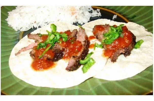 Waarom ik besloot om Indiase gekruide tri-tip taco's met pittige tomatensaus te maken