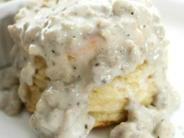 Karnemelkbiscuits en zelfgemaakte worstjus