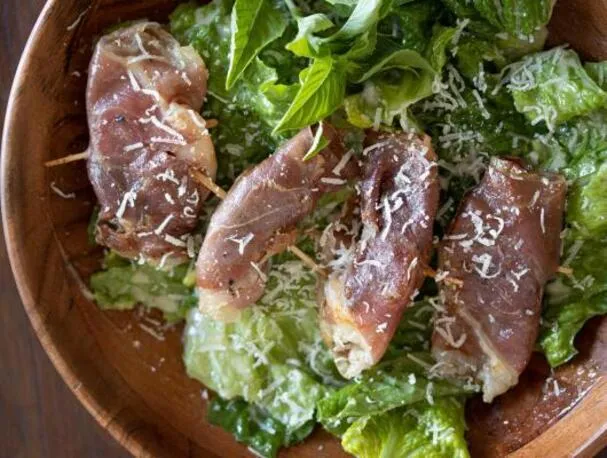 Caesarsalade met garnalen Saltimbocca