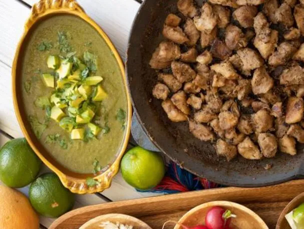 Carnitas-taco's met tomatillosalsa en avocado